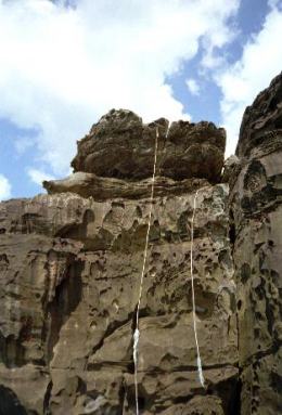 ナサマの断崖に垂らされたロープ