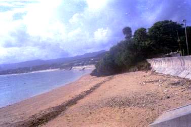 1987年、カンピラ荘の裏の浜から船浦方面を写した風景